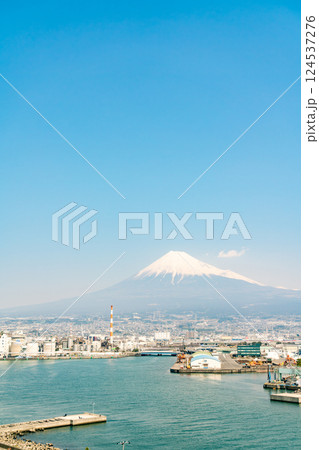 【静岡県】春の田子の浦港と快晴の中の富士山 【静岡県】春の田子の浦港と快晴の中の富士山 124537276