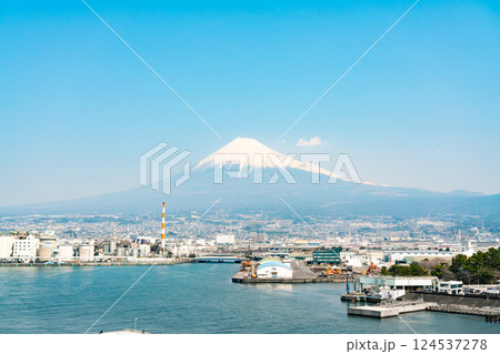 【静岡県】春の田子の浦港と快晴の中の富士山 124537278