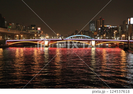 ライトアップされた吾妻橋と駒形橋 隅田川のライトアップされた橋と夜景 ライトアップされた吾妻橋と駒形橋 隅田川のライトアップされた橋と夜景 124537618