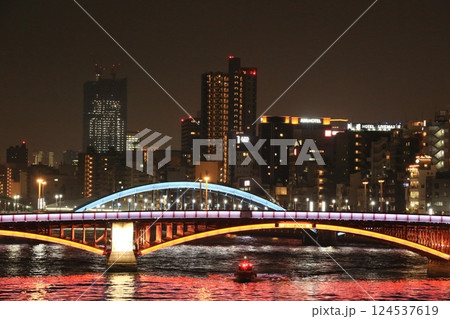 ライトアップされた吾妻橋と駒形橋 隅田川のライトアップされた橋と夜景 ライトアップされた吾妻橋と駒形橋 隅田川のライトアップされた橋と夜景 124537619