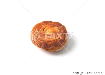 白背景で斜め上から撮影したクイニーアマン 124537754