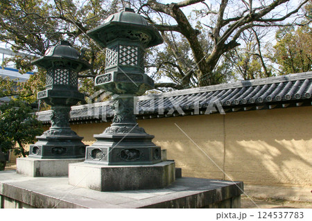 神社の塀と灯籠 124537783