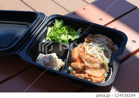 キッチンカーのテイクアウトランチ キッチンカーの味噌豚丼 キッチンカーのテイクアウトランチ キッチンカーの味噌豚丼 124538284