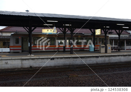 田舎の駅に停車しているローカル線の列車 124538308