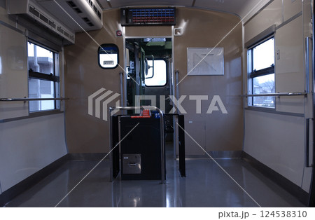 ローカル線のワンマン列車の運賃箱 124538310