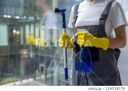 Female cleaner standing with the window washer in her hands 124539179