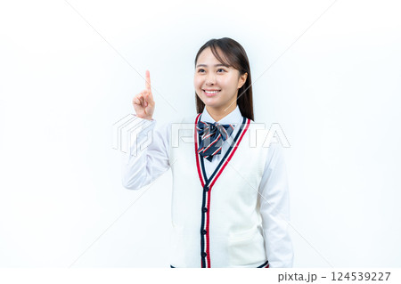 上を指差す学生 124539227