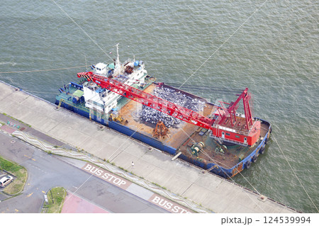 港のタワー展望台からの眺め 停泊する起重機船を見下ろす 124539994