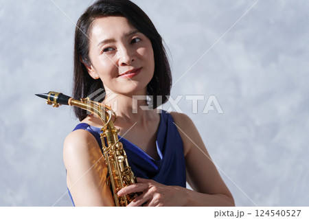 女性サックス奏者 124540527