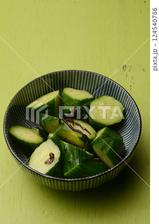 きゅうりと塩昆布のごま油和え 124540786