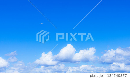 爽やかな青空と飛行機と雲の風景 爽やかな青空と飛行機と雲の風景 124540877