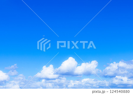 爽やかな青空と飛行機と雲の風景 124540880