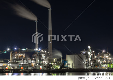 【山口県周南市徳山港町からの工場夜景】 124540904