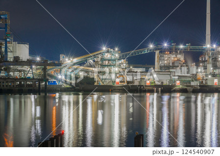【山口県周南市徳山港町からの工場夜景】 【山口県周南市徳山港町からの工場夜景】 124540907