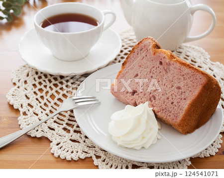 ホイップクリームを添えた苺のシフォンケーキ 124541071