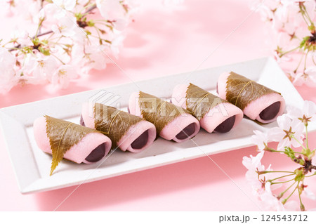 皿に盛り付けた桜餅 皿に盛り付けた桜餅 124543712