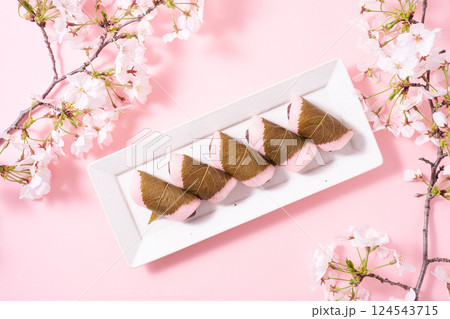 皿に盛り付けた桜餅 皿に盛り付けた桜餅 124543715