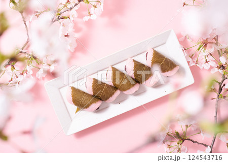 皿に盛り付けた桜餅 124543716