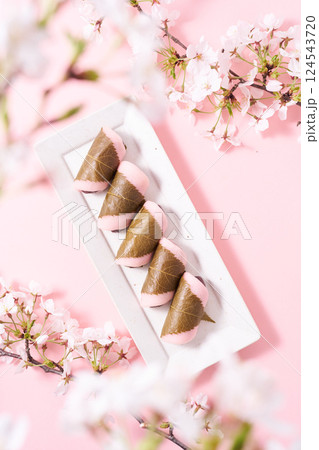 皿に盛り付けた桜餅 124543720
