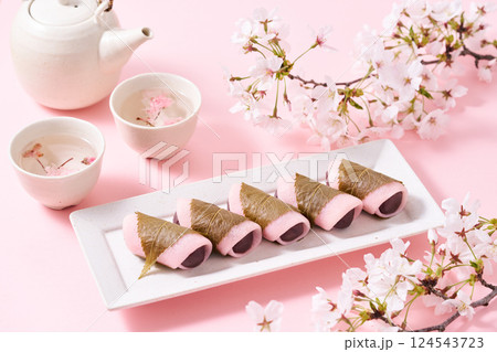 皿に盛り付けた桜餅 皿に盛り付けた桜餅 124543723