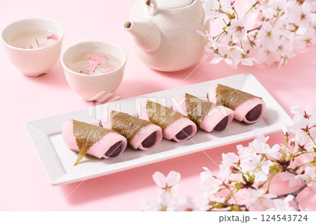 皿に盛り付けた桜餅 皿に盛り付けた桜餅 124543724