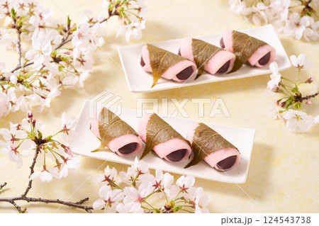 皿に盛り付けた桜餅 124543738