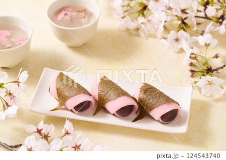 皿に盛り付けた桜餅 皿に盛り付けた桜餅 124543740
