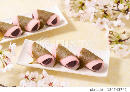 皿に盛り付けた桜餅 皿に盛り付けた桜餅 124543742