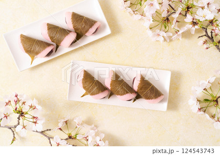 皿に盛り付けた桜餅 124543743