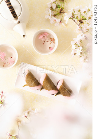 皿に盛り付けた桜餅 124543751