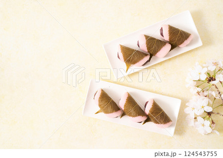 皿に盛り付けた桜餅 皿に盛り付けた桜餅 124543755