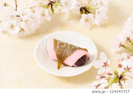 皿に盛り付けた桜餅 皿に盛り付けた桜餅 124543757
