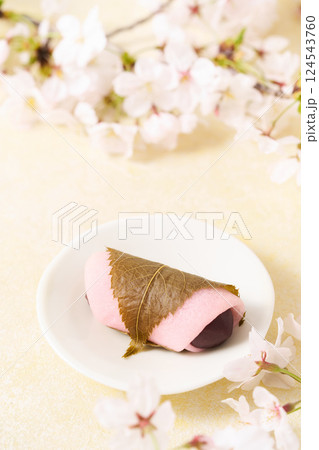 皿に盛り付けた桜餅 124543760