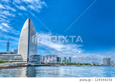 横浜みなとみらいの都市風景　インターコンチネンタルホテルとパシフィコ横浜 124544258
