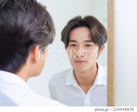 鏡を見る男性 124544979