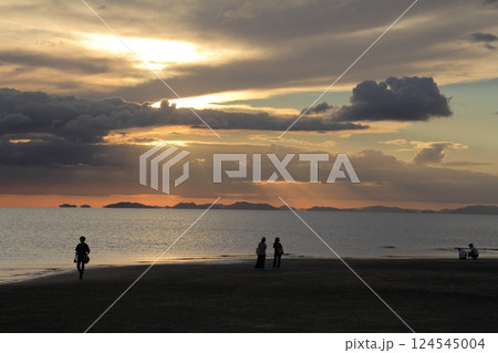 香川県三豊市　父母ヶ浜の夕景 124545004