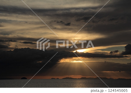 香川県三豊市　父母ヶ浜の夕景 124545005