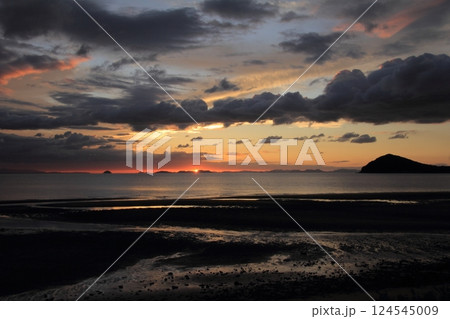 香川県三豊市　父母ヶ浜の夕景 124545009