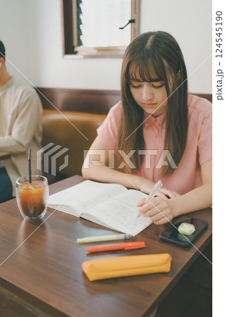 coffee shop 124545190