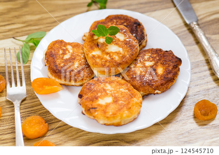 Appetizing cheese pancakes with a golden crust and a drop of honey 124545710