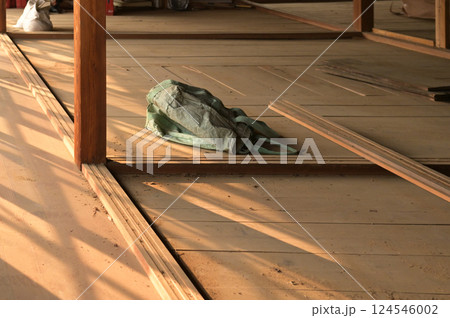 リフォーム中の古民家の室内 124546002