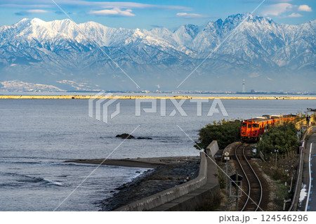 道の駅雨晴から氷見線の列車と立山連峰 124546296