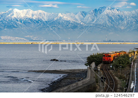 道の駅雨晴から氷見線の列車と立山連峰 道の駅雨晴から氷見線の列車と立山連峰 124546297