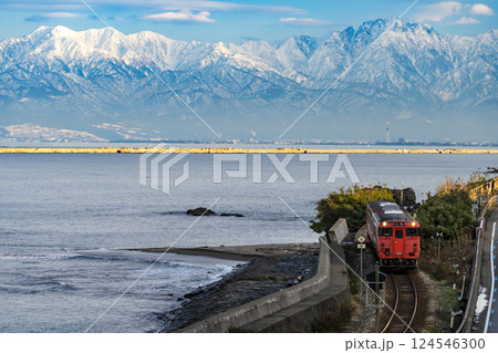 道の駅雨晴から氷見線の列車と立山連峰 124546300