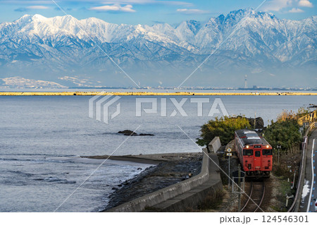 道の駅雨晴から氷見線の列車と立山連峰 道の駅雨晴から氷見線の列車と立山連峰 124546301