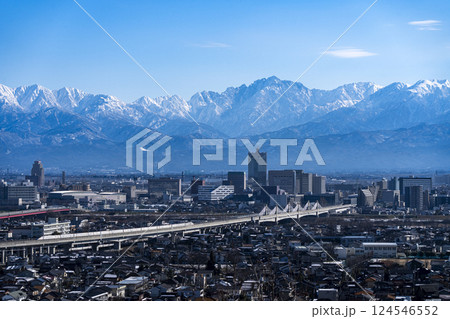 呉羽山から望む富山市街地と北陸新幹線、立山連峰 124546552