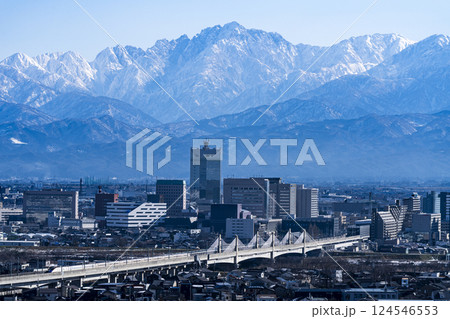 呉羽山から望む富山市街地と北陸新幹線、立山連峰 呉羽山から望む富山市街地と北陸新幹線、立山連峰 124546553