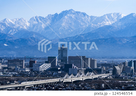 呉羽山から望む富山市街地と北陸新幹線、立山連峰 呉羽山から望む富山市街地と北陸新幹線、立山連峰 124546554