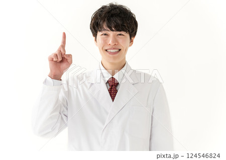 医療　若い医師　指差し 124546824