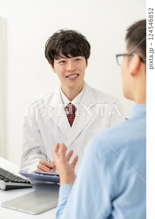 ヒゲ脱毛　美容医療　対面 124546852